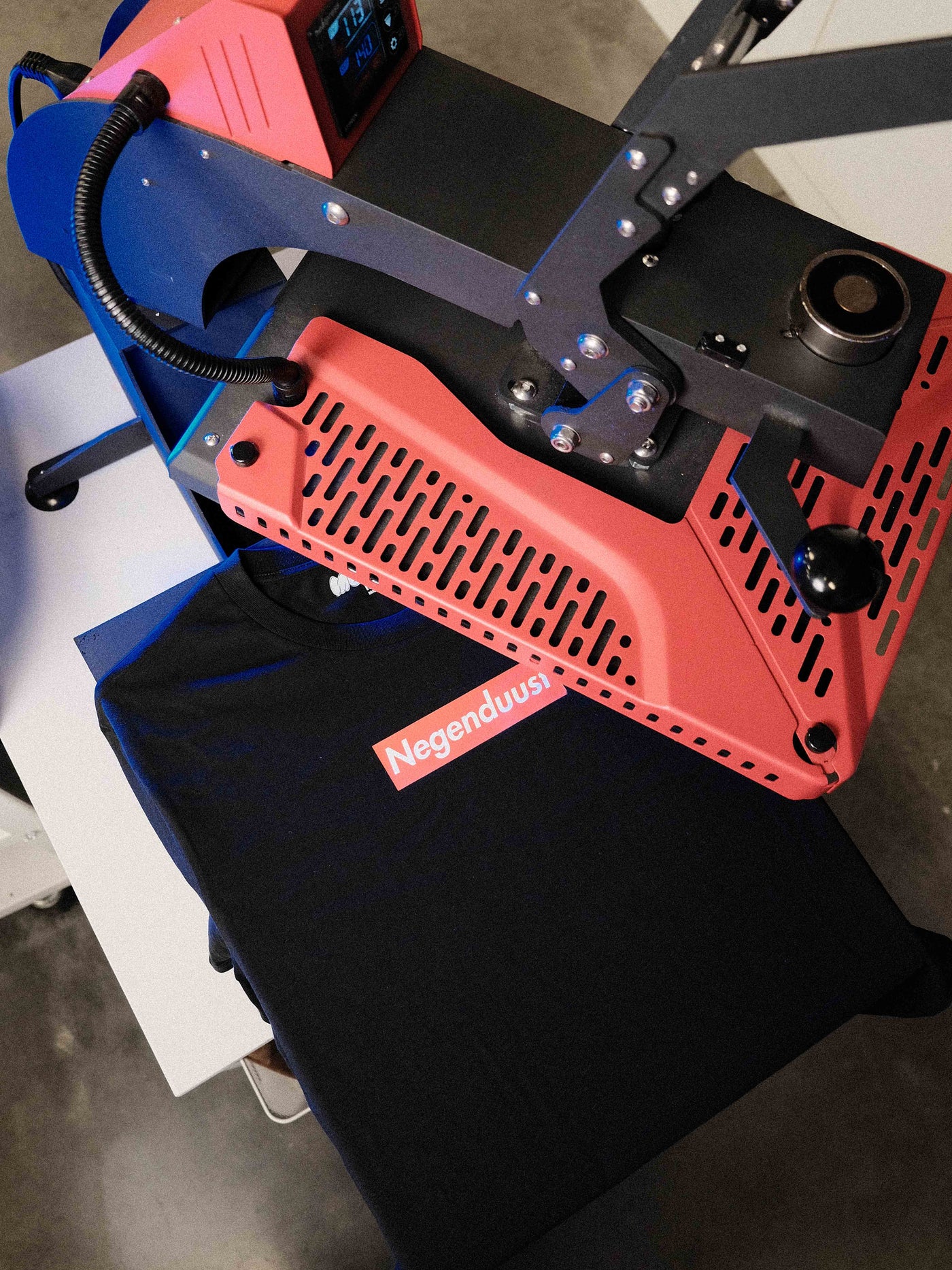 Negenduust is Supreme | premium t-shirt